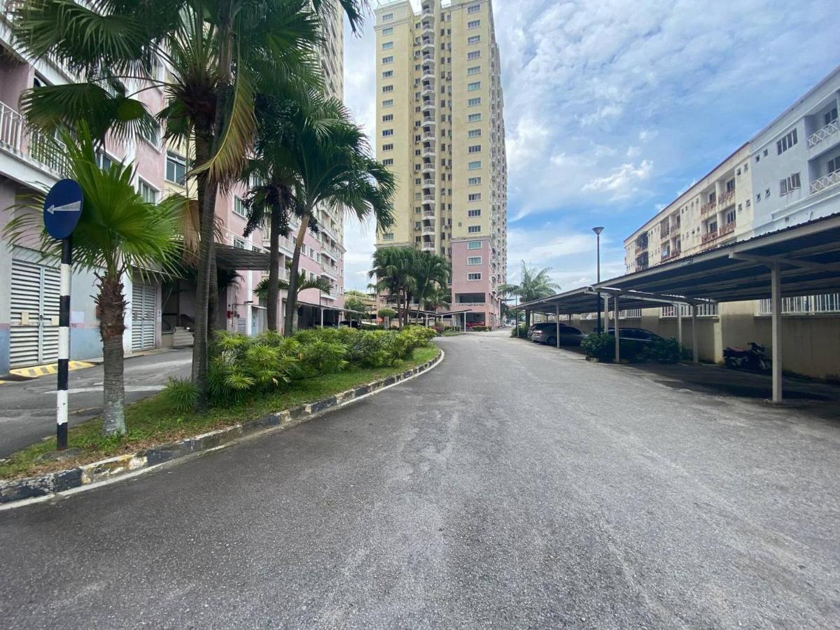 Homestay Juta Mines Seri Kembangan Balakong Serdang Lama Exterior foto